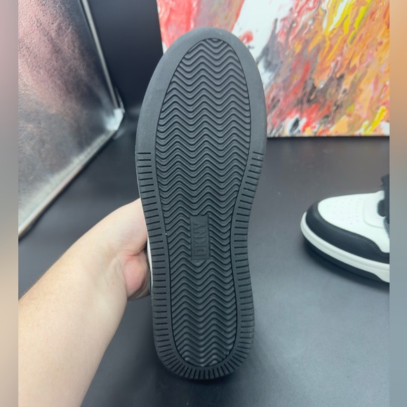 DKNY Women's White and Black Ozone Lace-Up Low-Top SZ9 - Picture 7 of 9